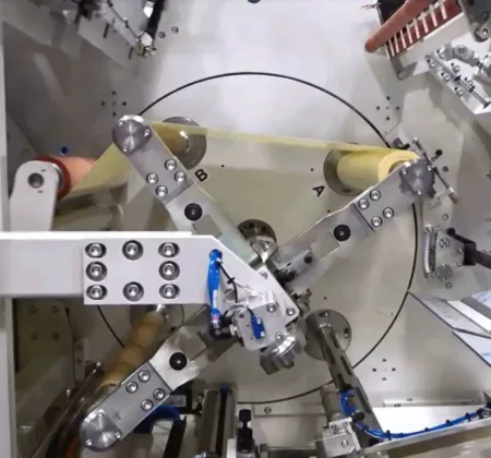 Ejes de rebobinado totalmente soportados a través del ciclo de la torreta para núcleos de pequeño diámetro