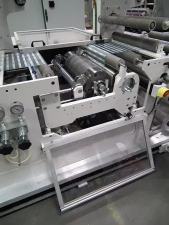 Estación de troquelado horizontal para banda preimpresa con control de registro completo