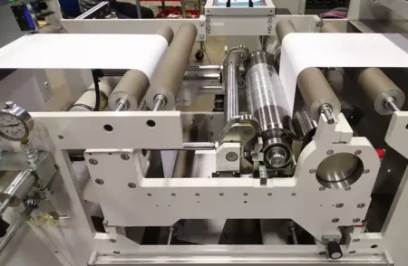 Estación de troquelado horizontal adecuada para la producción de etiquetas en blanco o impresas